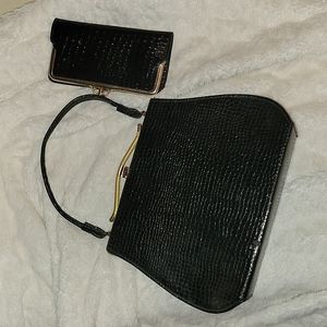 Vintage bag 🖤 black and gold comes with matching wallet. ✨